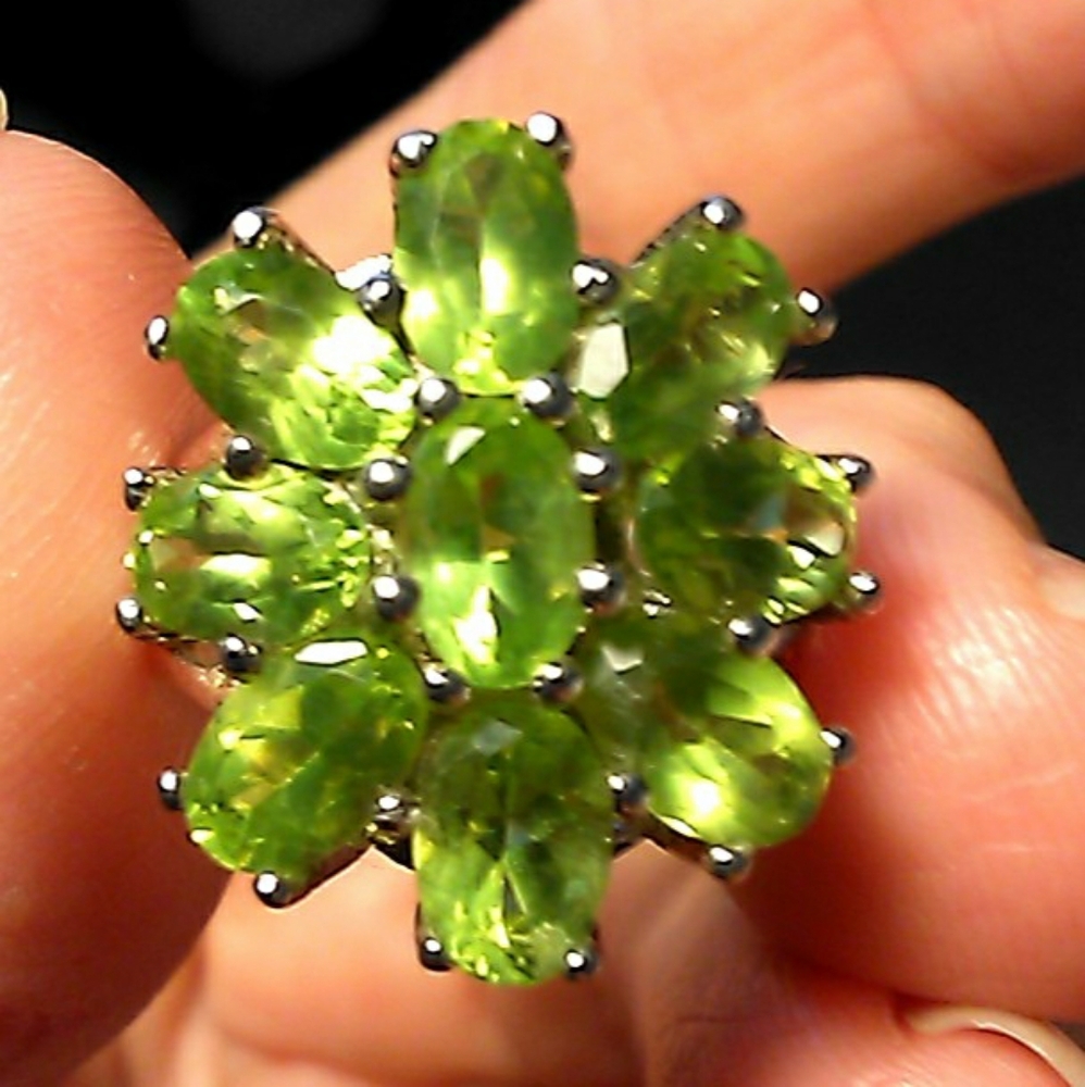 VINTAGE STERLING 925 SILVER RING W/ 9 LIGHT GREEN OVAL PERIDOT  SZ. 5 BEAUTY - Picture 9 of 11